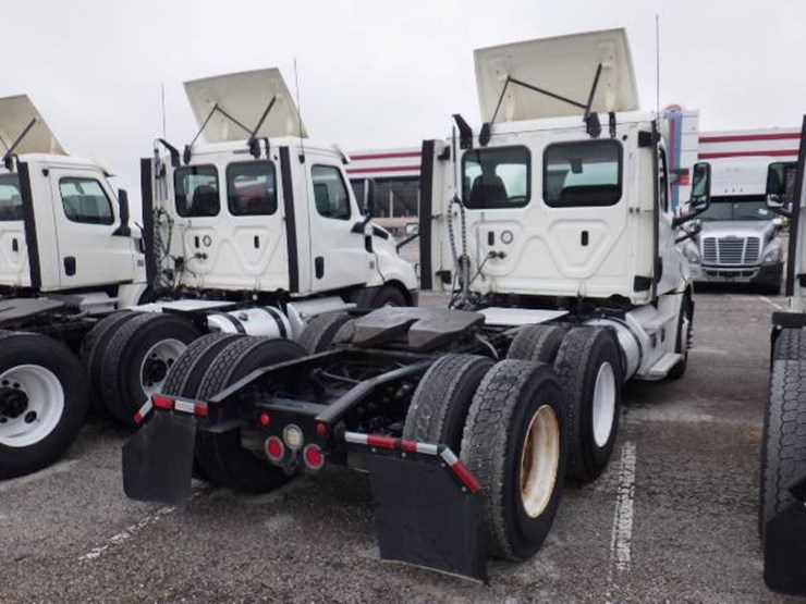2018-freightliner-cascadia-126-image-8