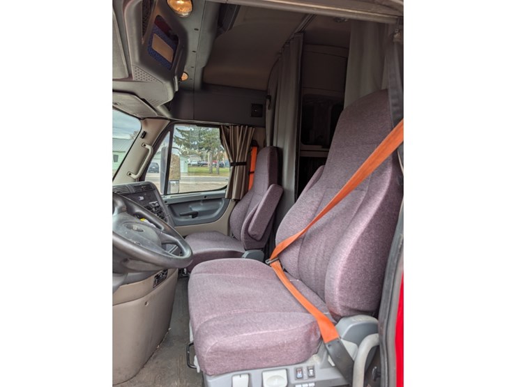 freightliner-cascadia-125-image-23