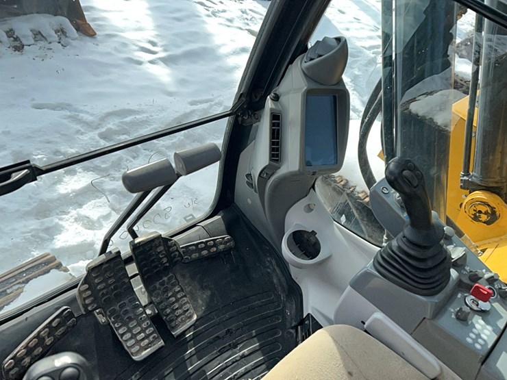 2017-deere-245g-lc-image-16