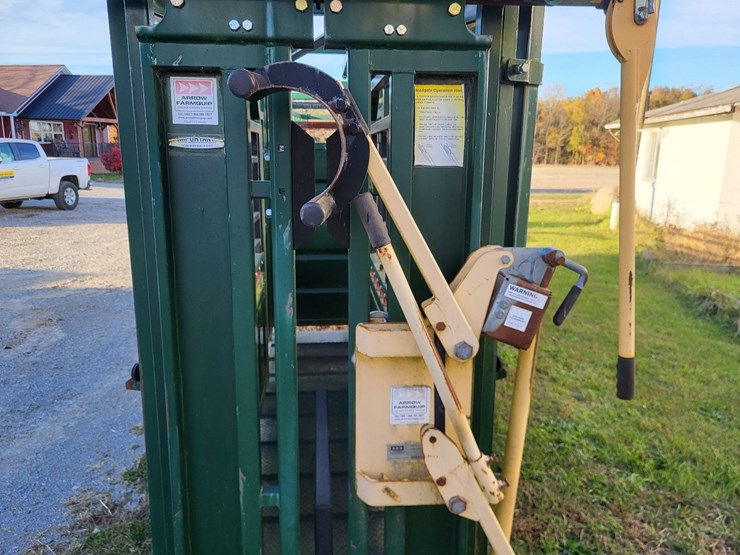 arrow-farmquip-8400-q-catch-cattle-squeeze-chute-w/alley-way---like-new-image-34