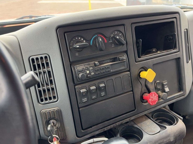 2004-international-7400-image-41