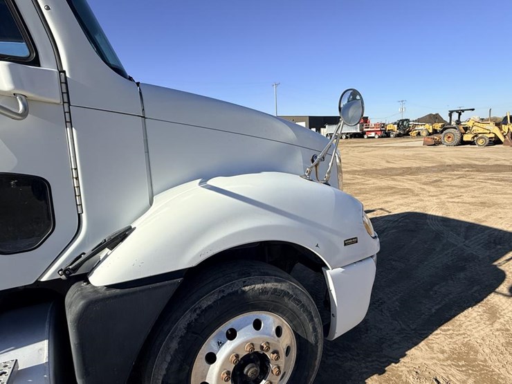 2007-freightliner-columbia-120-image-12