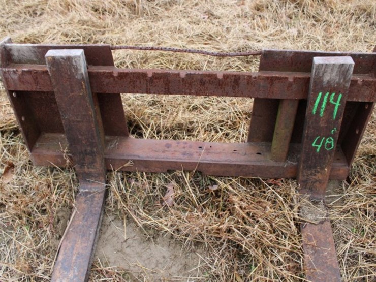 48"-pallet-forks-on-quick-attach-plate-image-2