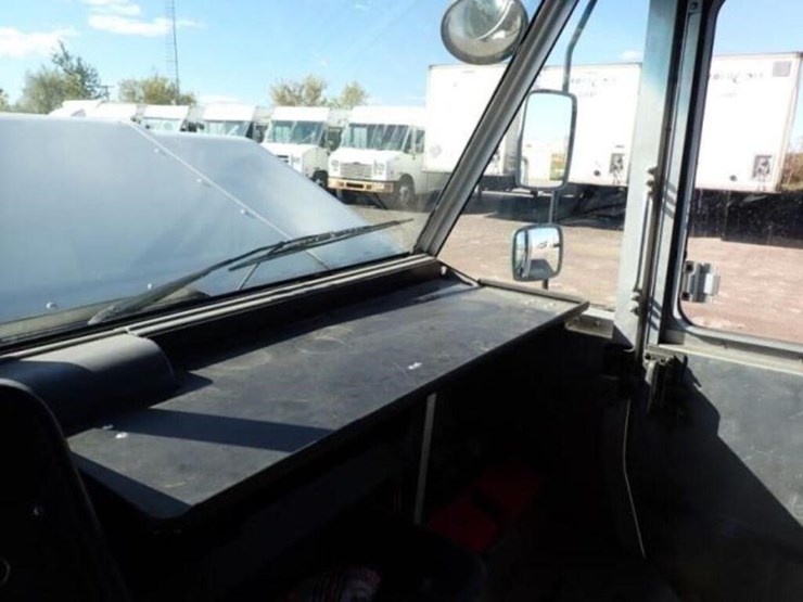 2012-freightliner-mt55-image-22