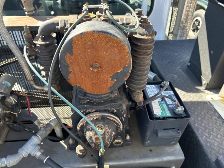 2017-peterbilt-337-image-55