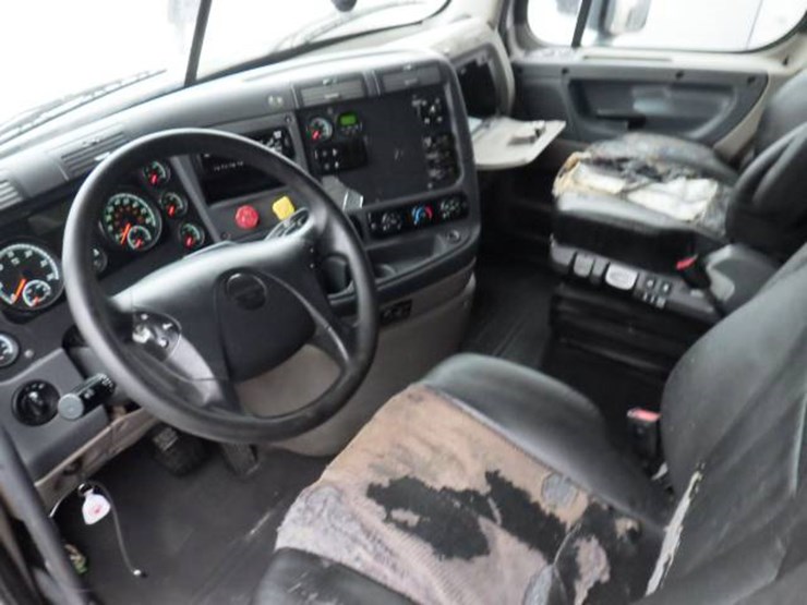 2019-freightliner-cascadia-125-image-23