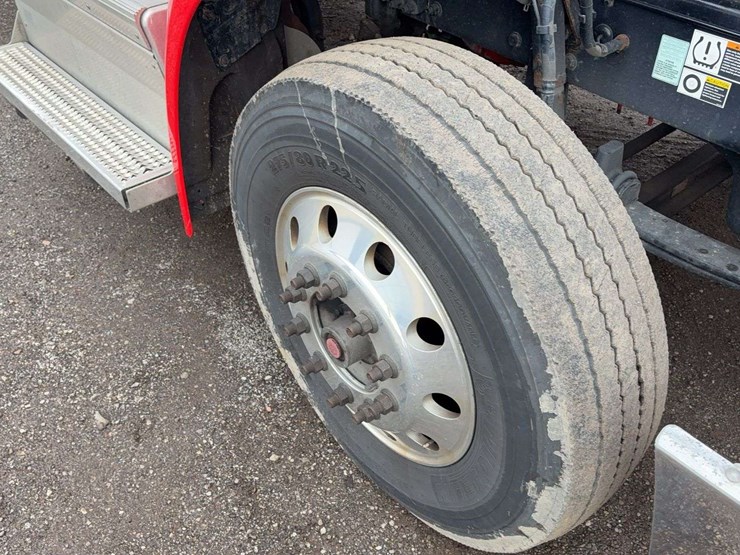 2018-peterbilt-579-image-21