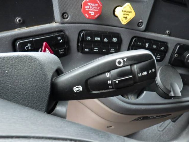 2019-freightliner-cascadia-125-image-18