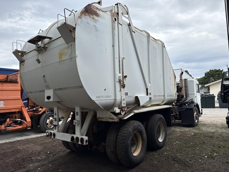 2005-peterbilt-320-image-5