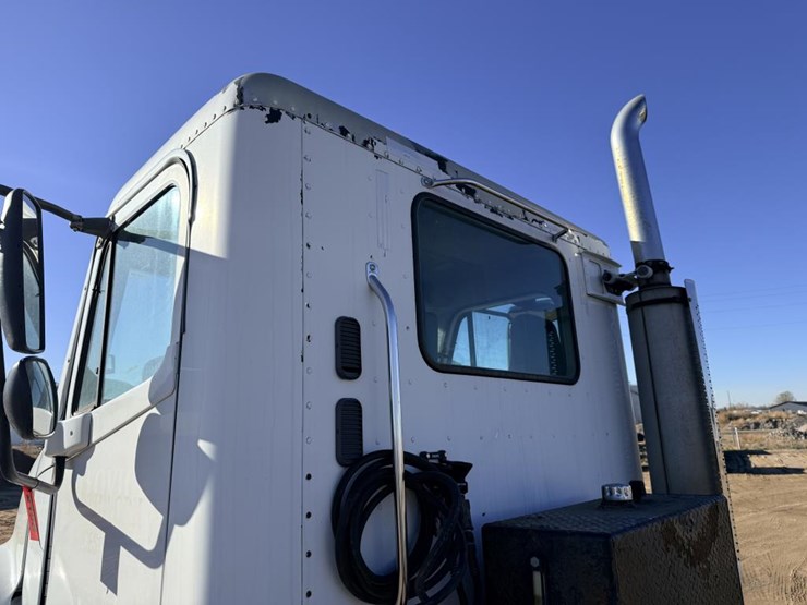 2007-freightliner-columbia-120-image-14