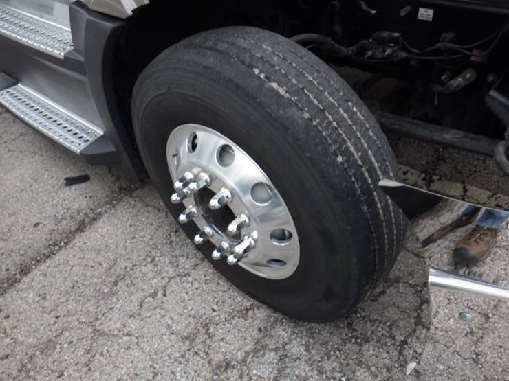 2020-freightliner-cascadia-126-image-26