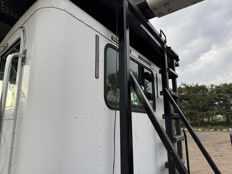 peterbilt-330-image-16