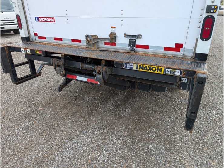 2019-isuzu-npr-image-8