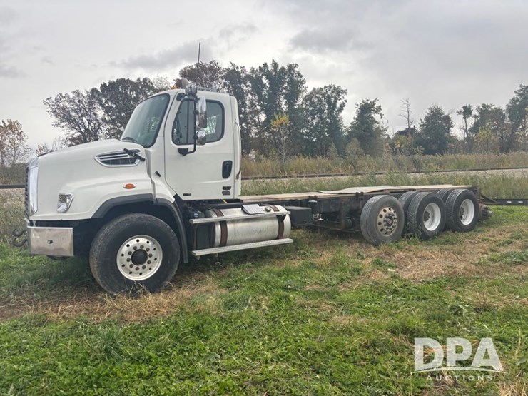 freightliner-114sd-image-3