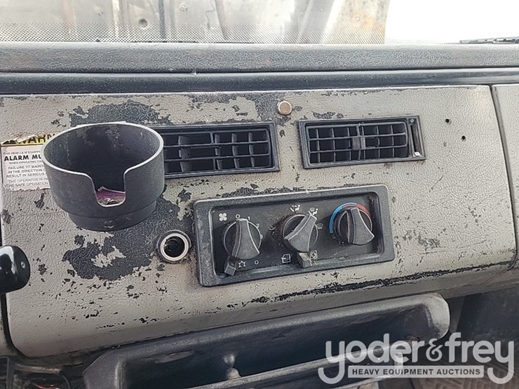 2001-freightliner-fl60-image-36