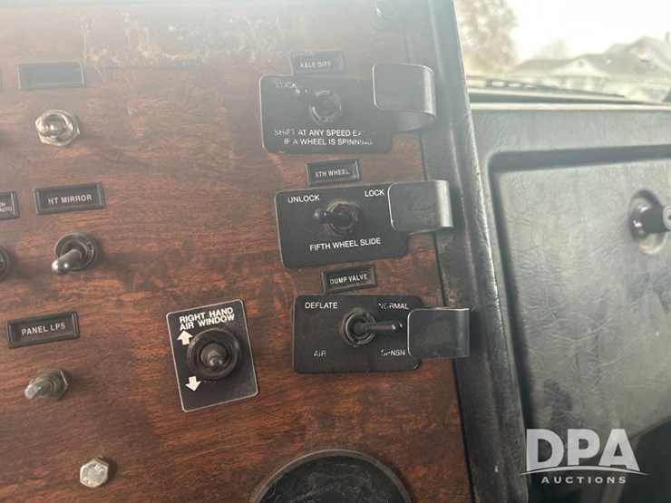 1999-peterbilt-379-image-49