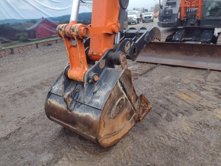 hitachi-zx135us-6-image-16