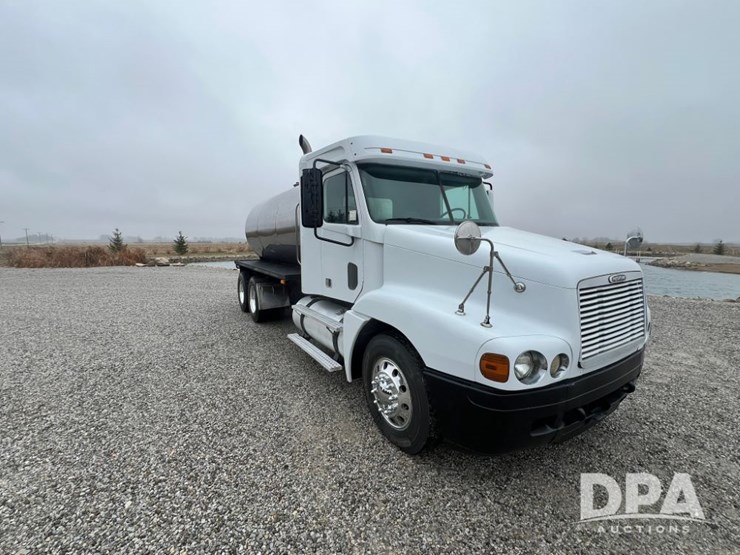 1999-freightliner-flc120-image-14