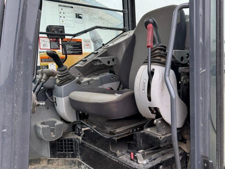 2018-deere-85g-image-31