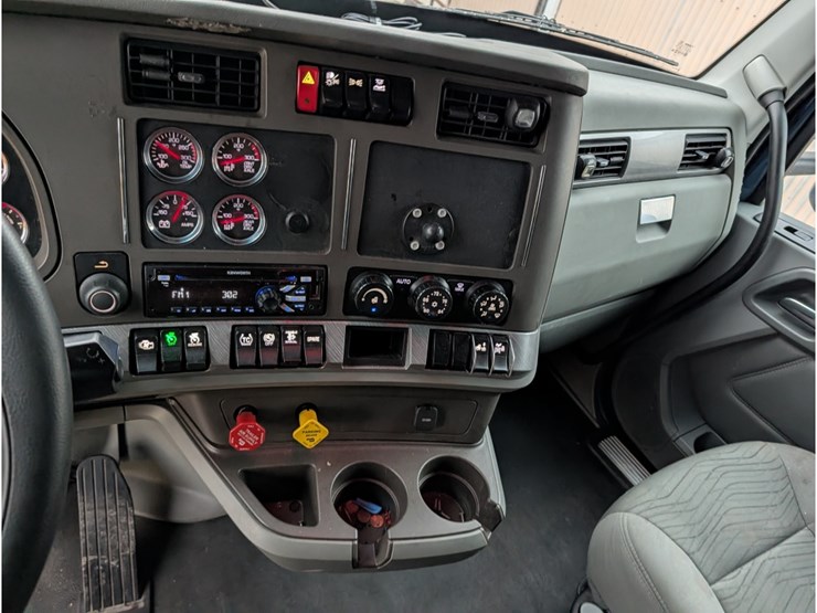 2019-kenworth-t680-image-24