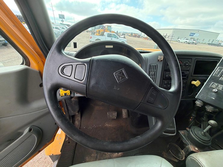 international-7400-image-33