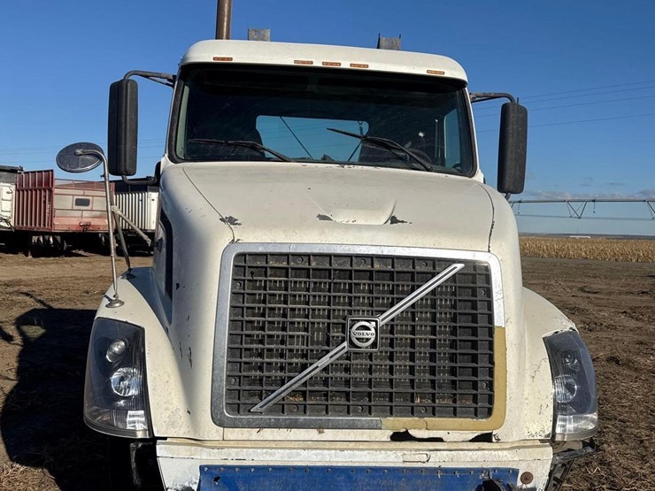 2007-volvo-vnl-semi-truck-image-7