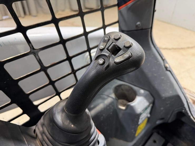 2021-bobcat-t64-image-26