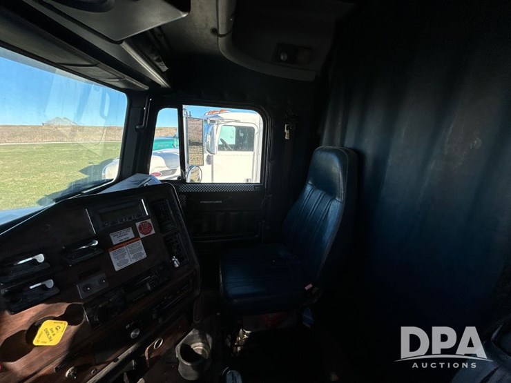 1996-freightliner-fld120-image-53