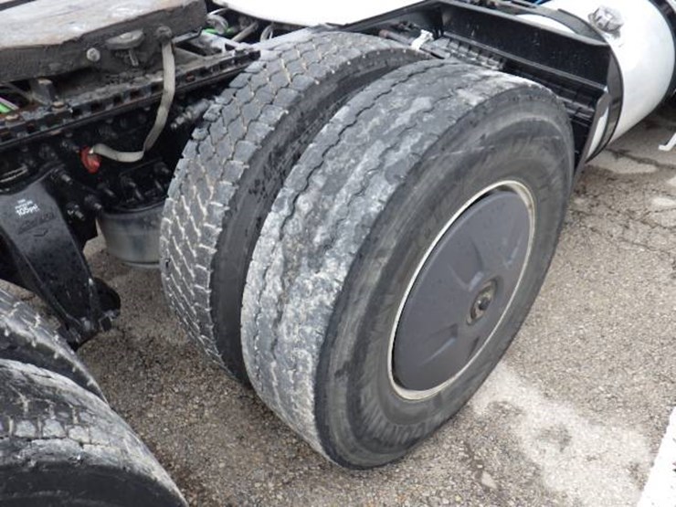 freightliner-cascadia-126-image-7