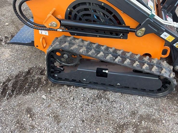 landhero-mini-stand-on-skid-loader-image-7