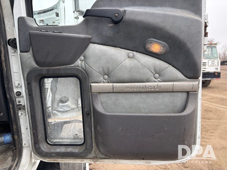 2017-mack-pinnacle-chu613-image-66