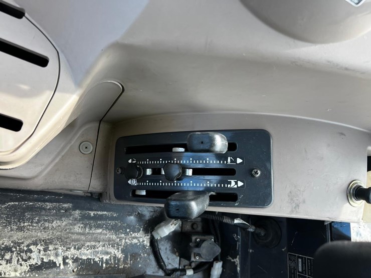 2010-kubota-m8540-image-31