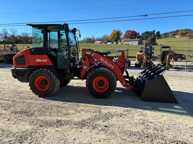 2022-kubota-r640-image-6