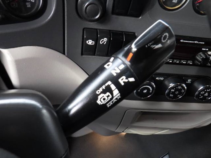 peterbilt-579-image-23