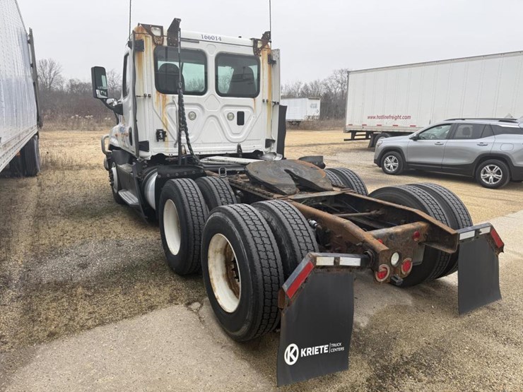 #1175-•-2016-freightliner-cascadia-day-cab-truck-tractor-image-5