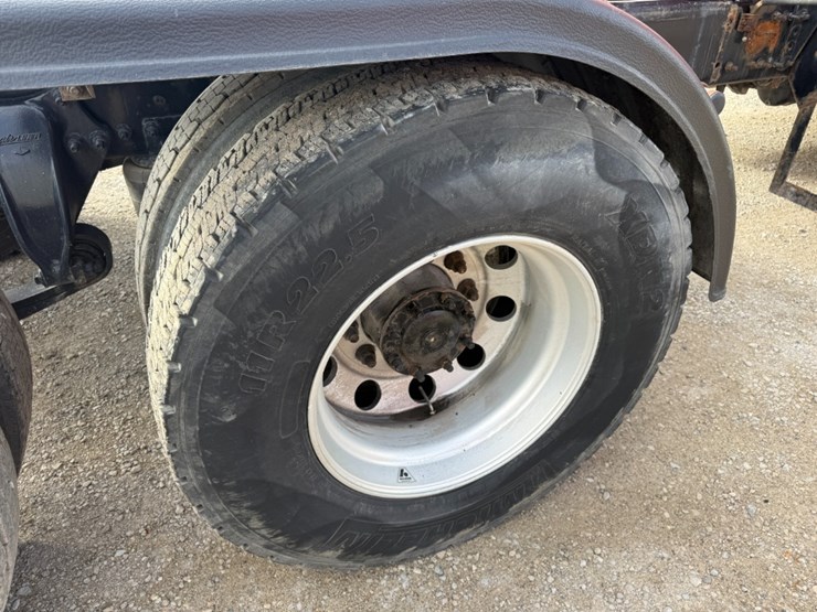 2019-freightliner-cascadia-126-image-13