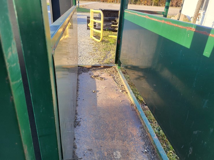 arrow-farmquip-8400-q-catch-cattle-squeeze-chute-w/alley-way---like-new-image-20