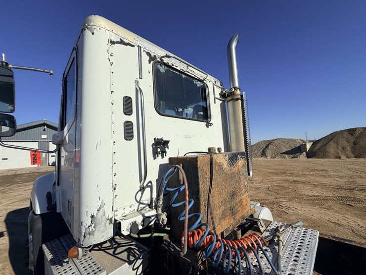 2007-freightliner-columbia-120-image-24