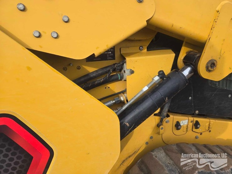 2020-cat-299d3-xe-skid-steer-image-12