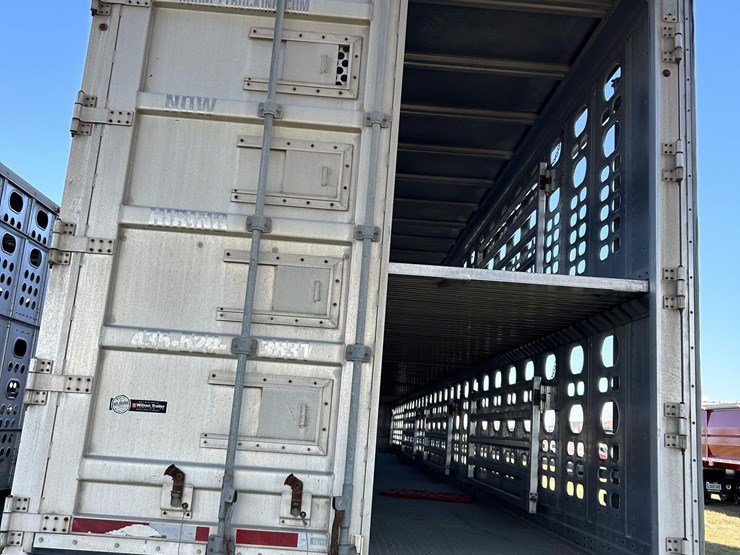 2019-wilson-livestock-trailer-image-6