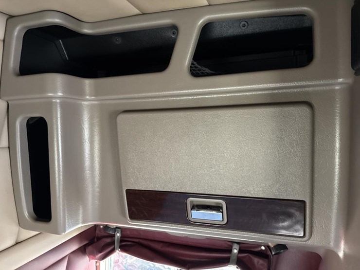 2012-peterbilt-389-image-89