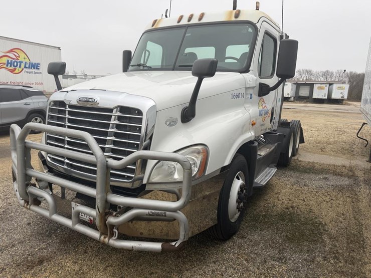 #1175-•-2016-freightliner-cascadia-day-cab-truck-tractor-image-3