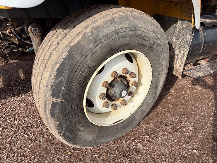 international-7400-image-47