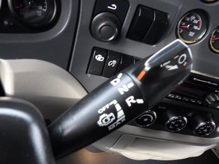 peterbilt-579-image-24