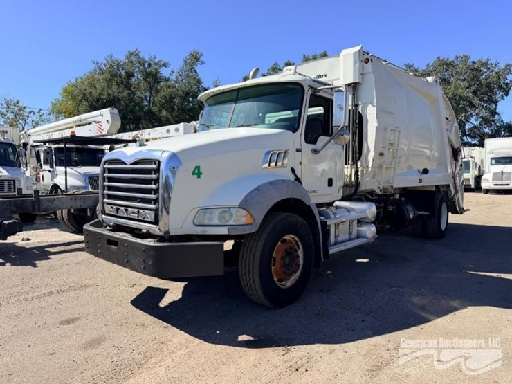 2011-mack-gu812-garbage-truck-image-1