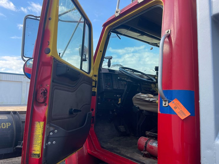 international-4900-image-74