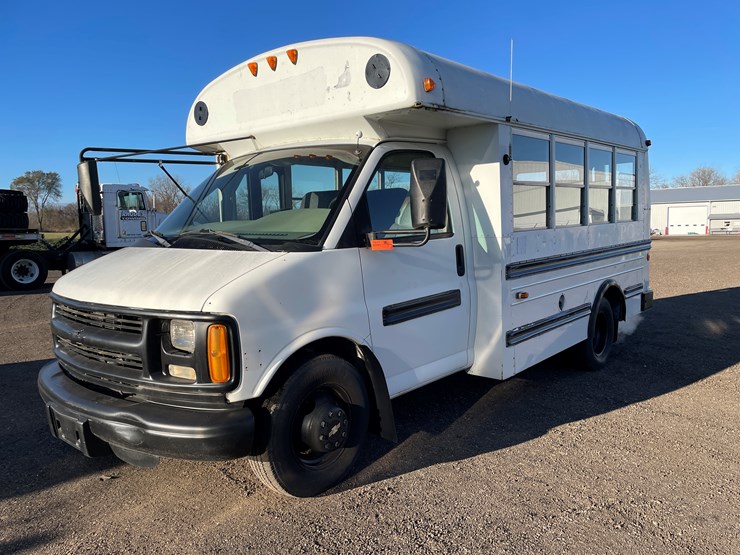 #1071-•-1999-chevy-short-bus-(has-wi-title)-image-1
