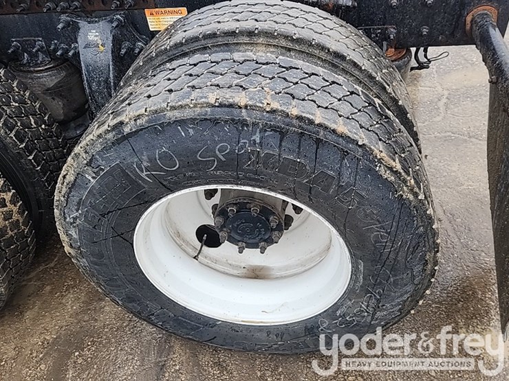 2019-freightliner-cascadia-126-image-12