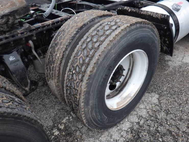 2018-freightliner-cascadia-126-image-8