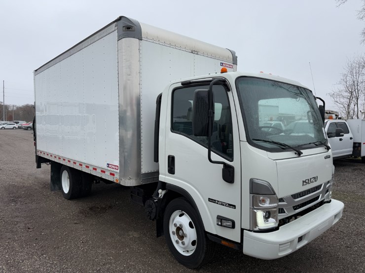 2023-isuzu-npr-image-2